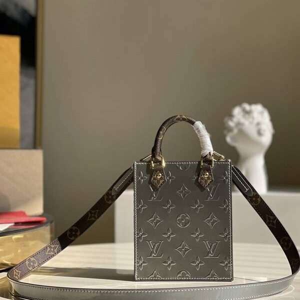 原單lv挎包路易威登M90564銀色漆皮 PETIT SAC PLAT 手袋 為 Monogram Vernis 金屬質感漆光皮革壓印 Monogram 圖案xxqb10341