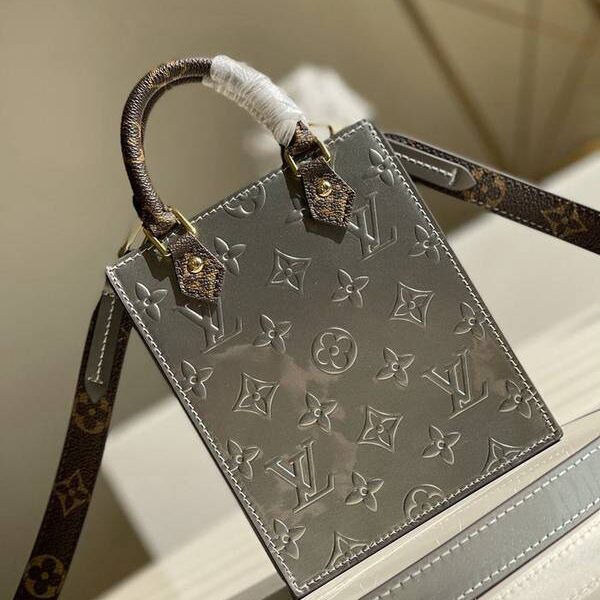 原單lv挎包路易威登M90564銀色漆皮 PETIT SAC PLAT 手袋 為 Monogram Vernis 金屬質感漆光皮革壓印 Monogram 圖案xxqb10341