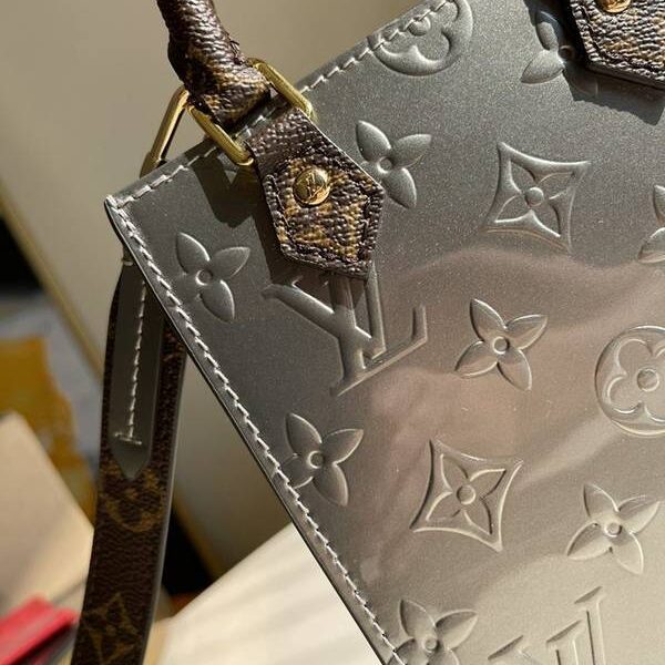 原單lv挎包路易威登M90564銀色漆皮 PETIT SAC PLAT 手袋 為 Monogram Vernis 金屬質感漆光皮革壓印 Monogram 圖案xxqb10341