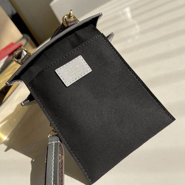 原單lv挎包路易威登M90564銀色漆皮 PETIT SAC PLAT 手袋 為 Monogram Vernis 金屬質感漆光皮革壓印 Monogram 圖案xxqb10341
