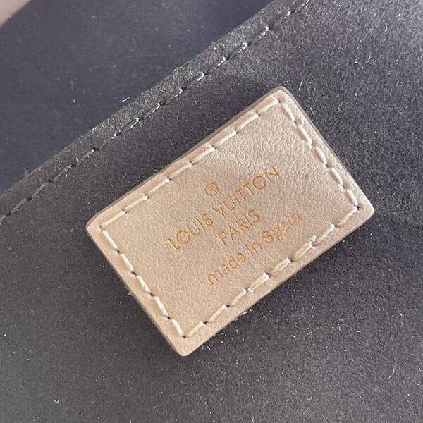 原單lv挎包路易威登M90564銀色漆皮 PETIT SAC PLAT 手袋 為 Monogram Vernis 金屬質感漆光皮革壓印 Monogram 圖案xxqb10341