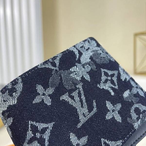 高仿名牌包lv短錢包路易威登M80031 Multiple 錢夾 2021 春夏前系列設計的 Monogram Tapestry 帆布 xxqb10478