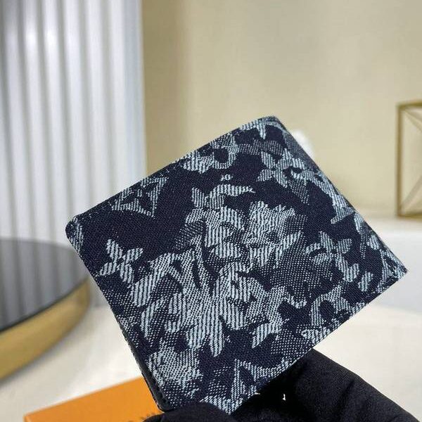 高仿名牌包lv短錢包路易威登M80031 Multiple 錢夾 2021 春夏前系列設計的 Monogram Tapestry 帆布 xxqb10478