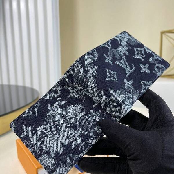 高仿名牌包lv短錢包路易威登M80031 Multiple 錢夾 2021 春夏前系列設計的 Monogram Tapestry 帆布 xxqb10478