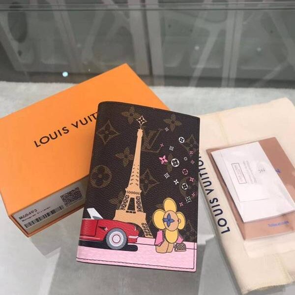 高仿包包批發lv卡包名片夾路易威登M68493 Monogram 帆布上記錄吉祥物 Vivienne 與巴黎埃菲爾鐵塔 xxqb10510