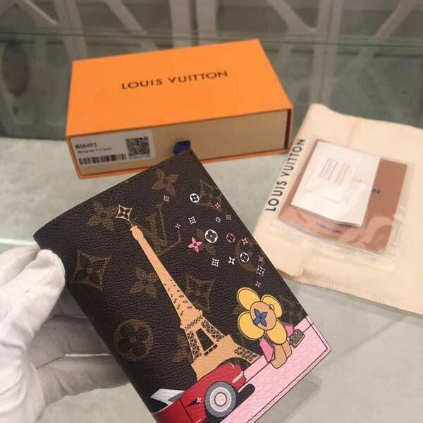 高仿包包批發lv卡包名片夾路易威登M68493 Monogram 帆布上記錄吉祥物 Vivienne 與巴黎埃菲爾鐵塔 xxqb10510