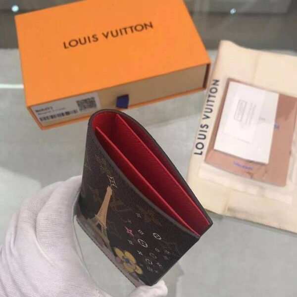 高仿包包批發lv卡包名片夾路易威登M68493 Monogram 帆布上記錄吉祥物 Vivienne 與巴黎埃菲爾鐵塔 xxqb10510