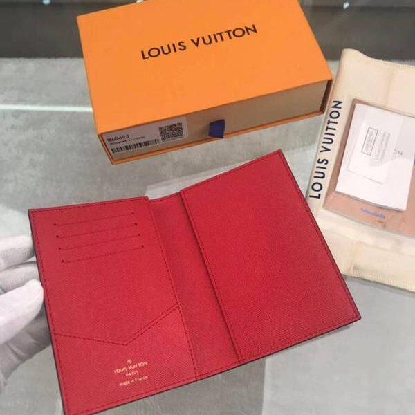 高仿包包批發lv卡包名片夾路易威登M68493 Monogram 帆布上記錄吉祥物 Vivienne 與巴黎埃菲爾鐵塔 xxqb10510
