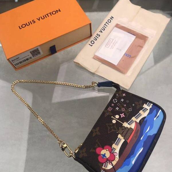 高仿精品批發lv挎包路易威登M68489 吉祥物 Vivienne 為 Mini Pochette Accessories 小手袋 乘坐鳳尾船暢遊威尼斯 xxqb10511