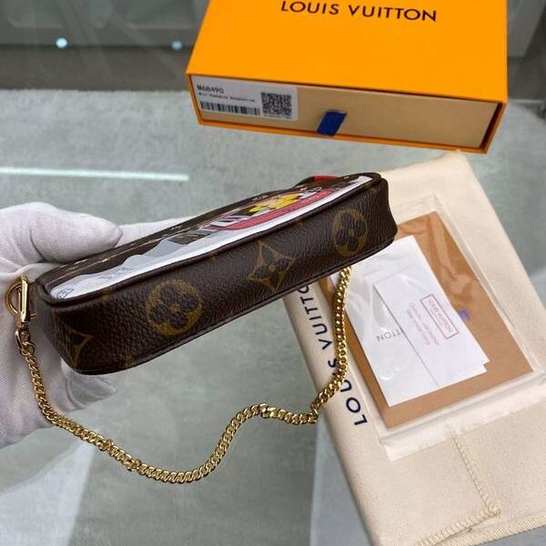 頂級1：1lv挎包路易威登M68490 Mini Pochette Accessories 小手袋取材 Monogram 帆布 展現吉祥物 Vivienne 乘坐纜車遊歷滑雪勝地之景 xxqb10517