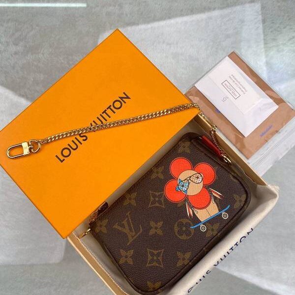 高仿精品lv挎包路易威登M69056 Mini Pochette Accessories 小手袋 展現吉祥物 Vivienne 乘坐滑車遊歷勝地之景 xxqb10519