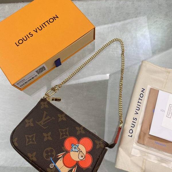 高仿精品lv挎包路易威登M69056 Mini Pochette Accessories 小手袋 展現吉祥物 Vivienne 乘坐滑車遊歷勝地之景 xxqb10519