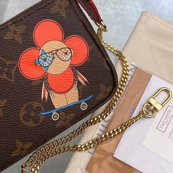 高仿精品lv挎包路易威登M69056 Mini Pochette Accessories 小手袋 展現吉祥物 Vivienne 乘坐滑車遊歷勝地之景 xxqb10519