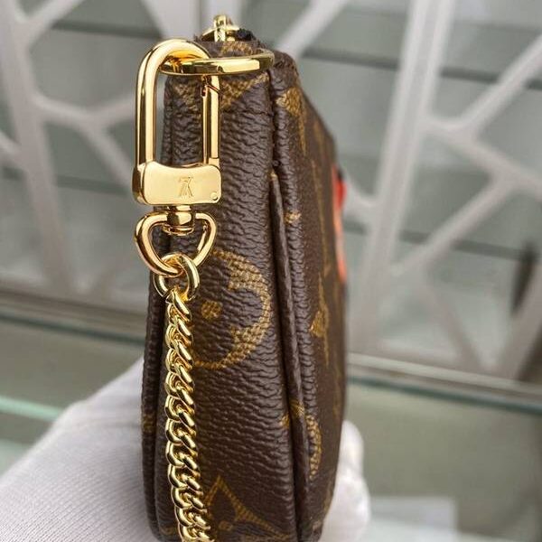 高仿精品lv挎包路易威登M69056 Mini Pochette Accessories 小手袋 展現吉祥物 Vivienne 乘坐滑車遊歷勝地之景 xxqb10519