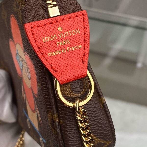 高仿精品lv挎包路易威登M69056 Mini Pochette Accessories 小手袋 展現吉祥物 Vivienne 乘坐滑車遊歷勝地之景 xxqb10519