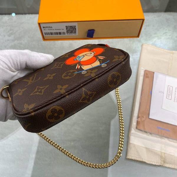 高仿精品lv挎包路易威登M69056 Mini Pochette Accessories 小手袋 展現吉祥物 Vivienne 乘坐滑車遊歷勝地之景 xxqb10519