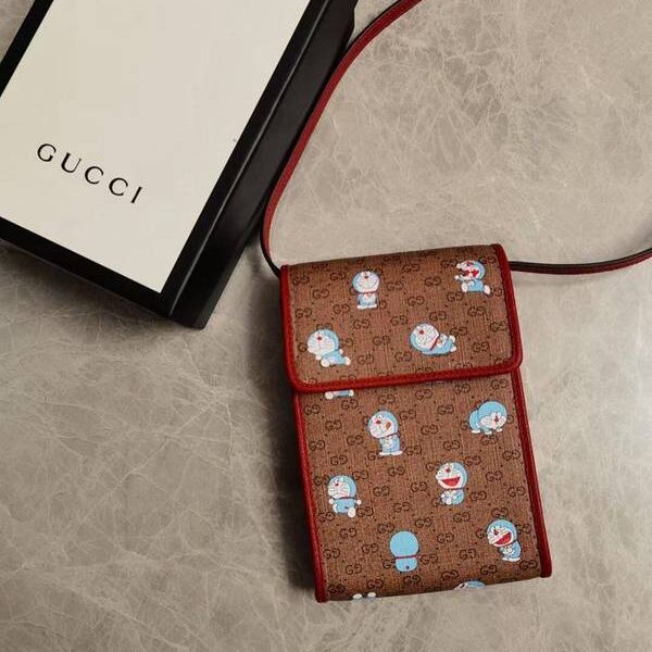 最高等級gucci挎包GUCCI最新 Doraemon x Gucci聯名系列～手機包 “大胖子”哆啦A夢 647802 xxqb10621