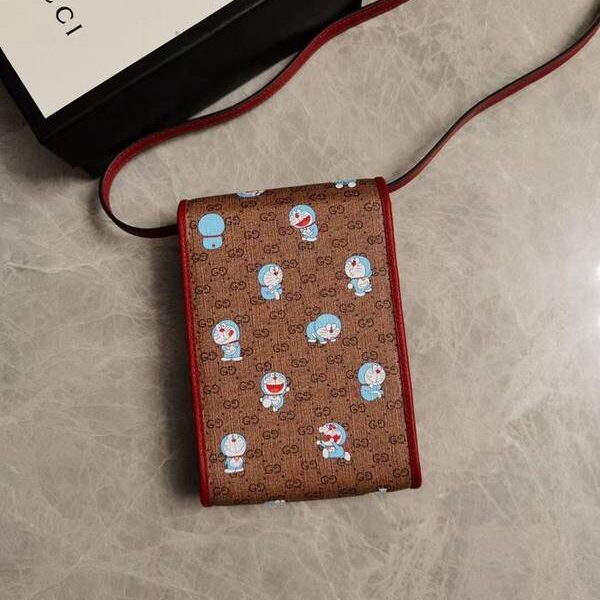 最高等級gucci挎包GUCCI最新 Doraemon x Gucci聯名系列～手機包 “大胖子”哆啦A夢 647802 xxqb10621