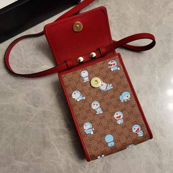 最高等級gucci挎包GUCCI最新 Doraemon x Gucci聯名系列～手機包 “大胖子”哆啦A夢 647802 xxqb10621