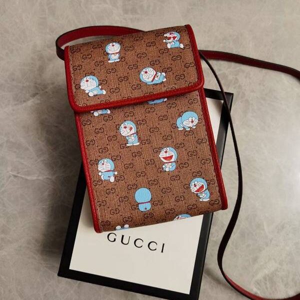 最高等級gucci挎包GUCCI最新 Doraemon x Gucci聯名系列～手機包 “大胖子”哆啦A夢 647802 xxqb10621
