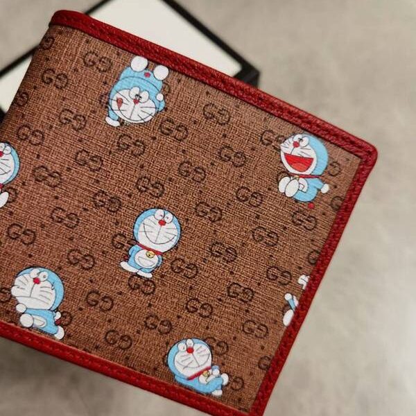 高仿包包批發gucci短錢包GUCCI最新 Doraemon x Gucci聯名系列～短夾錢包 “大胖子”哆啦A夢 647802 xxqb10623