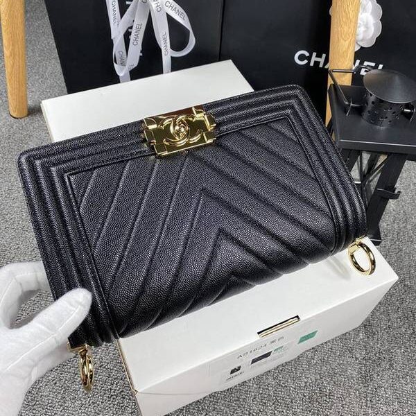 高仿名牌包chanel 18秋冬爆款67086 leboy系列V格進口細球紋小牛皮chb12037