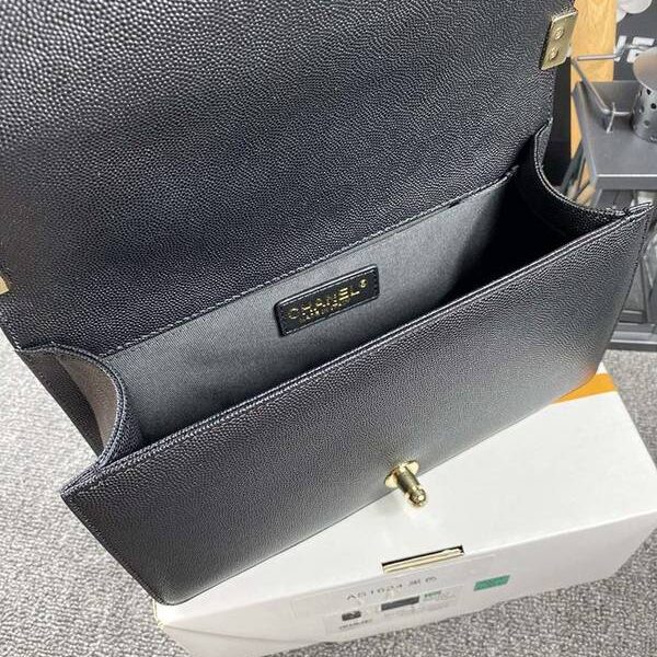 高仿名牌包chanel 18秋冬爆款67086 leboy系列V格進口細球紋小牛皮chb12037