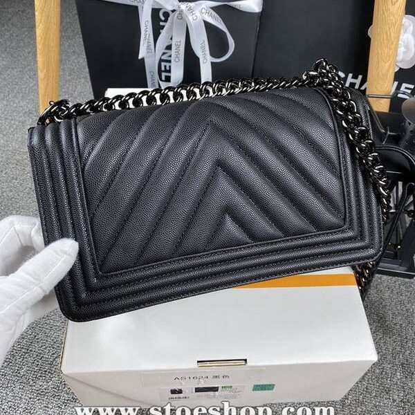 高仿精品批發chanel 18秋冬爆款67086 leboy系列V格進口細球紋小牛皮chb12039