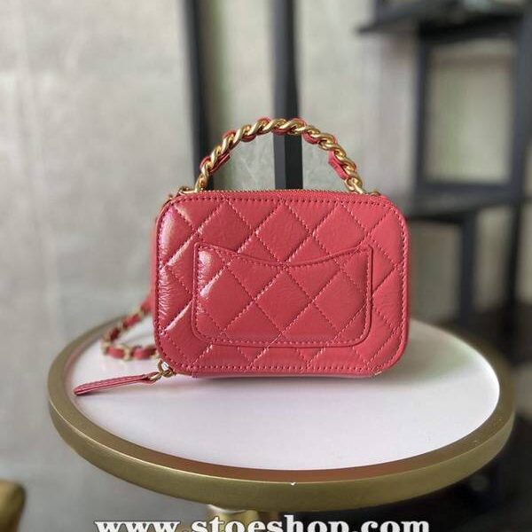 高仿chanel2020秋冬新款打破傳統化妝包的設計 手腕拼鏈設計風格chb13271