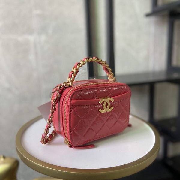 高仿chanel2020秋冬新款打破傳統化妝包的設計 手腕拼鏈設計風格chb13271
