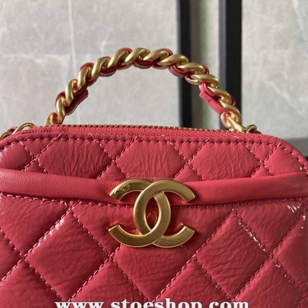 高仿chanel2020秋冬新款打破傳統化妝包的設計 手腕拼鏈設計風格chb13271