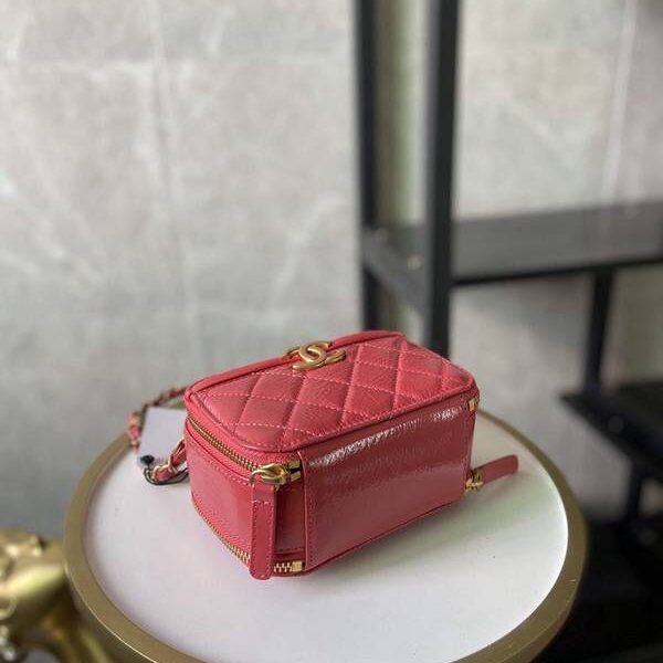 高仿chanel2020秋冬新款打破傳統化妝包的設計 手腕拼鏈設計風格chb13271