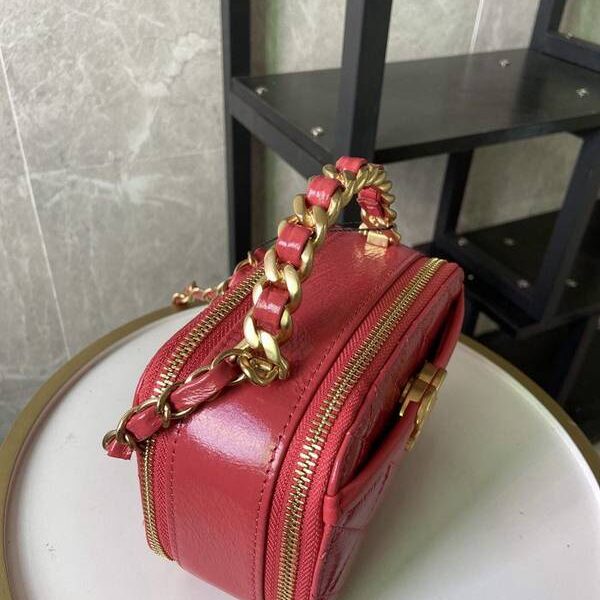 高仿chanel2020秋冬新款打破傳統化妝包的設計 手腕拼鏈設計風格chb13271