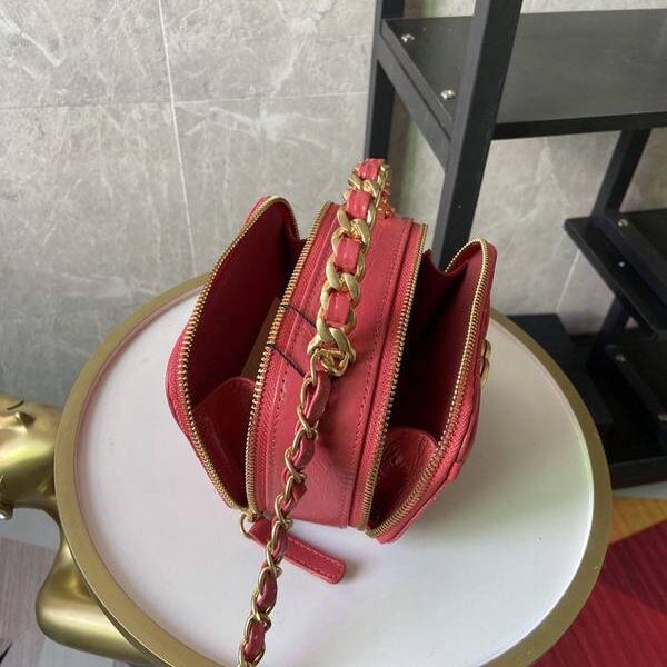 高仿chanel2020秋冬新款打破傳統化妝包的設計 手腕拼鏈設計風格chb13271