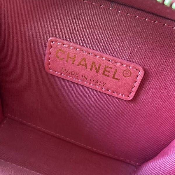 高仿chanel2020秋冬新款打破傳統化妝包的設計 手腕拼鏈設計風格chb13271
