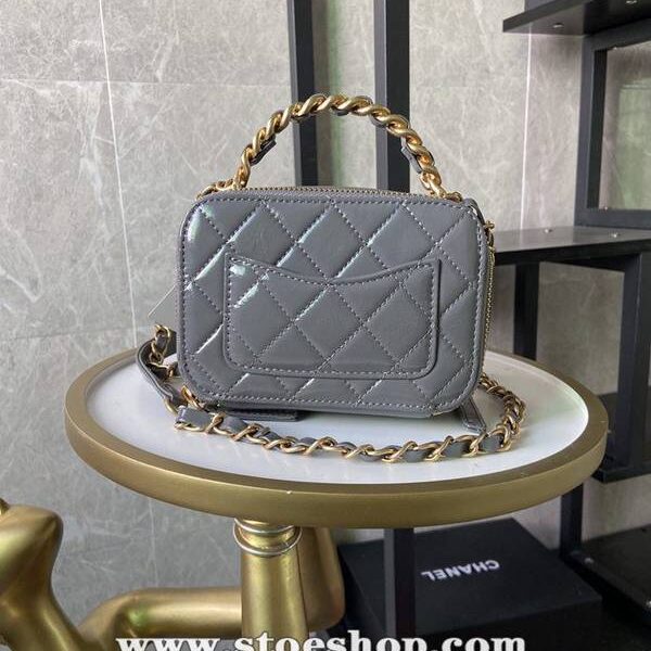 原單chanel2020秋冬新款打破傳統化妝包的設計 手腕拼鏈設計風格chb13272
