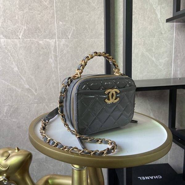 原單chanel2020秋冬新款打破傳統化妝包的設計 手腕拼鏈設計風格chb13272