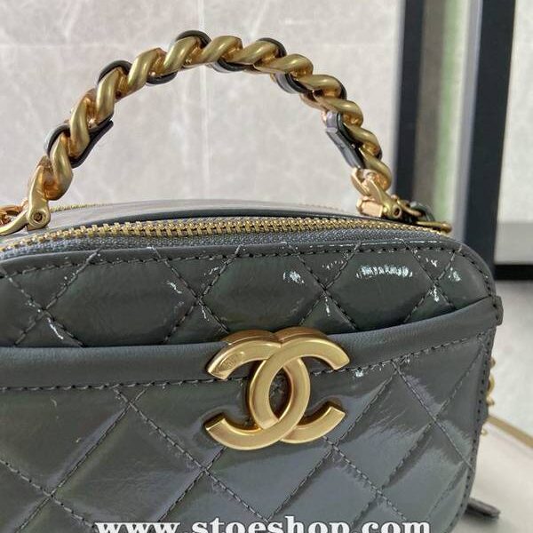 原單chanel2020秋冬新款打破傳統化妝包的設計 手腕拼鏈設計風格chb13272