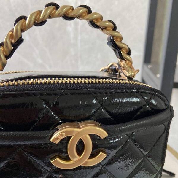 a貨chanel2020秋冬新款打破傳統化妝包的設計 手腕拼鏈設計風格chb13273