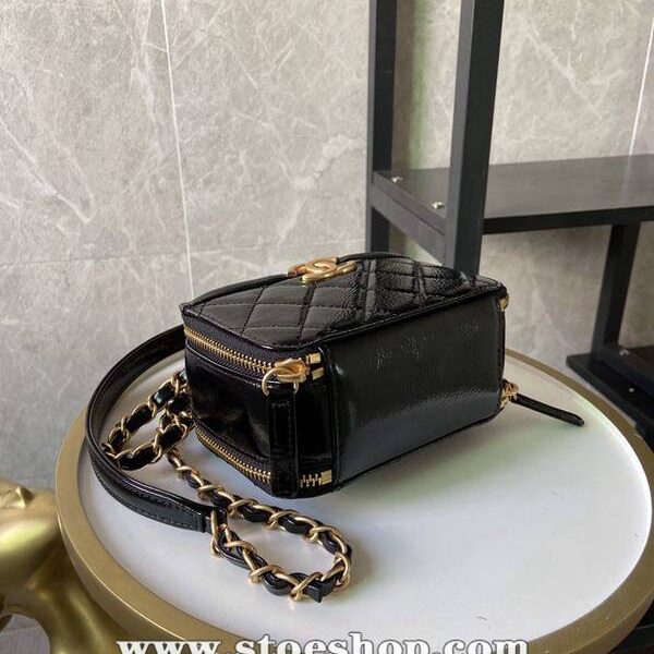 a貨chanel2020秋冬新款打破傳統化妝包的設計 手腕拼鏈設計風格chb13273