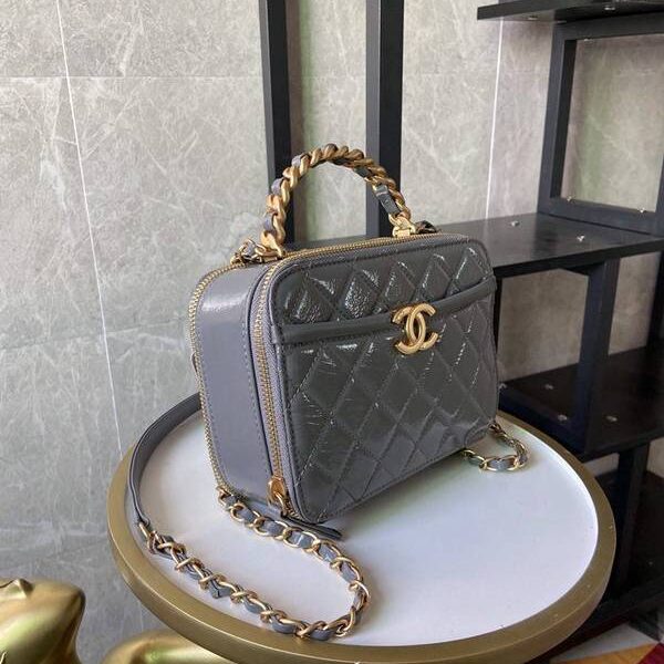 頂級1：1chanel2020秋冬新款打破傳統化妝包的設計 手腕拼鏈設計風格chb13274