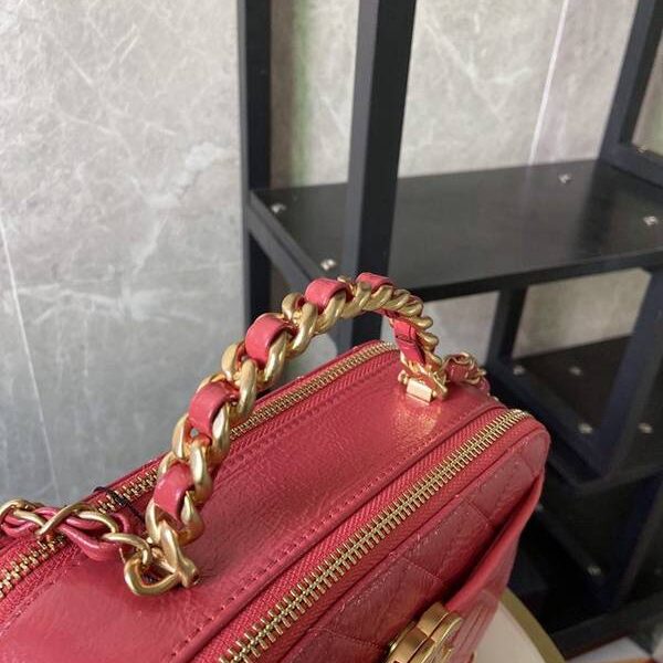 奢侈品chanel2020秋冬新款打破傳統化妝包的設計 手腕拼鏈設計風格chb13275