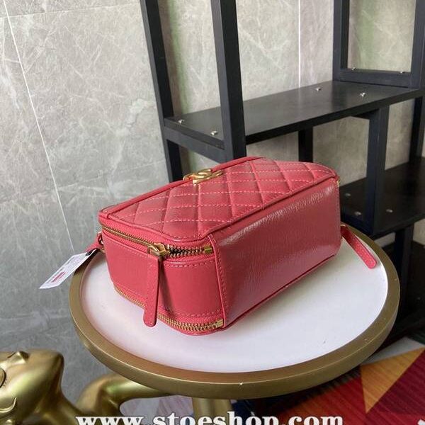 奢侈品chanel2020秋冬新款打破傳統化妝包的設計 手腕拼鏈設計風格chb13275