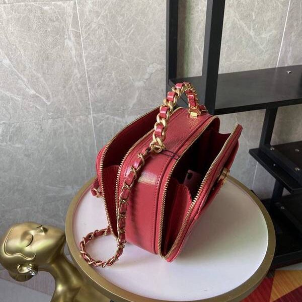 奢侈品chanel2020秋冬新款打破傳統化妝包的設計 手腕拼鏈設計風格chb13275