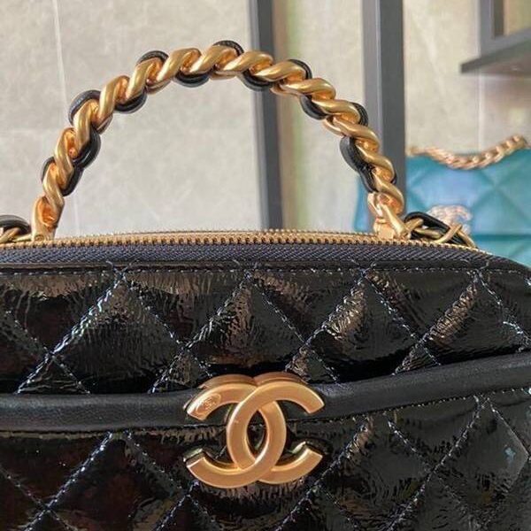 竭誠精品chanel2020秋冬新款打破傳統化妝包的設計 手腕拼鏈設計風格chb13276