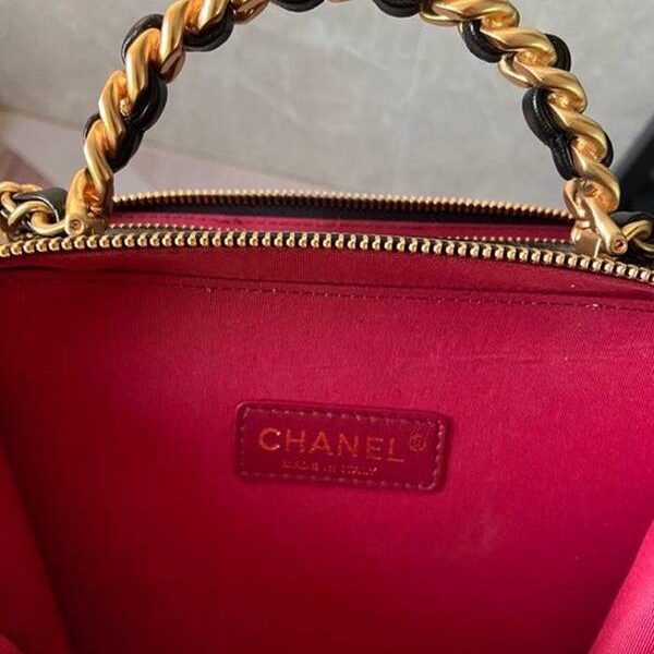 竭誠精品chanel2020秋冬新款打破傳統化妝包的設計 手腕拼鏈設計風格chb13276