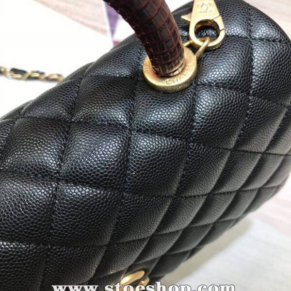 高仿精品批發A92991最新棱格細顆粒壓花小牛皮配與紅色蜥蜴紋手柄單肩斜挎手提中號口蓋包顆粒壓花小牛皮chb13381