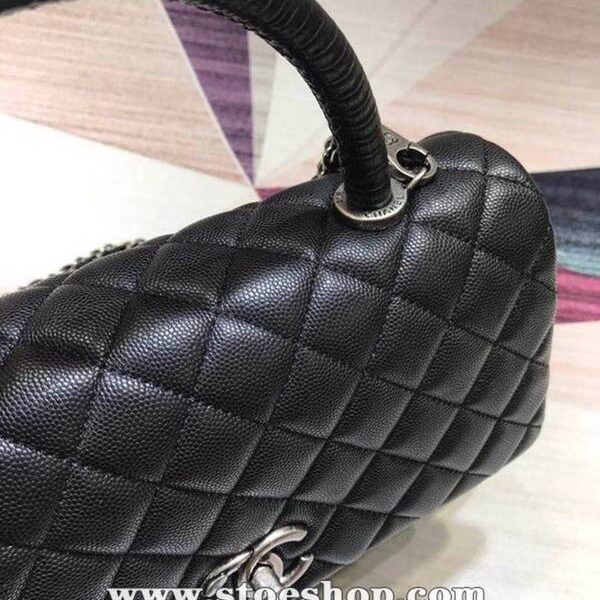 高仿包A92991最新棱格細顆粒壓花小牛皮配與黑色蜥蜴紋手柄單肩斜挎手提中號口蓋包顆粒壓花小牛皮chb13383