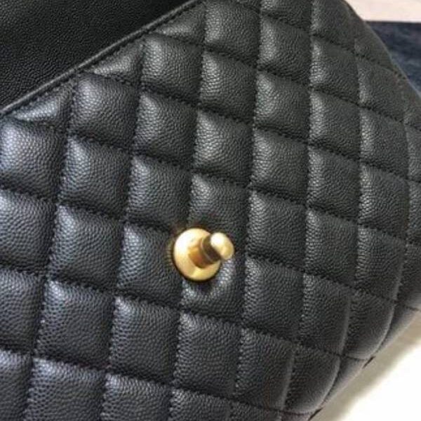 原單A92991最新棱格細顆粒壓花小牛皮配與黑色球紋手柄單肩斜挎手提中號口蓋包顆粒壓花小牛皮chb13385
