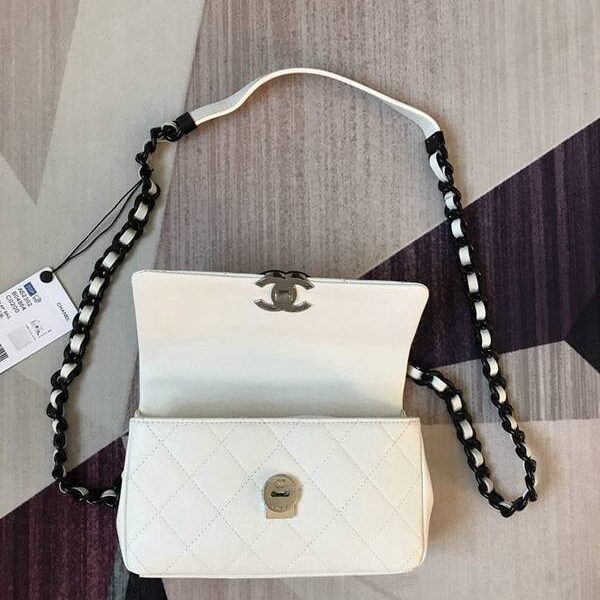 高仿包包批發chanel 21早春度假系列 AS2302熊貓包翻蓋鏈條包顆粒壓花小牛皮chb13493